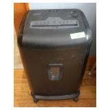 STAPLES 15 PAGE PAPER SHREDDER - TURNS ON