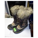 LADIES SOREL LINED BOOTS (SIZE 8)