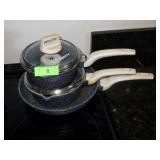 CAROTE POTS & SKILLET (ONE POT HAS BROKEN HANDLE>>