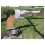 WOOD & METAL PISTOL YARD ART 58" x70" BRING HELP