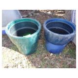 2 (2)  15" PLASTIC PLANTERS