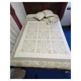 QUEEN QUILT W/ 2 PILLOW SHAMS & 2 THROW PILLOWS