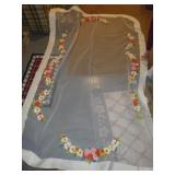 VINTAGE TULLE TABLECLOTH W/ APPLIED FELT FLOWERS>>