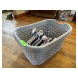 2 CLOTHES BASKETS (1 W/ BROKEN HANDLE), CLOTHES >>