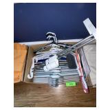 CLOTHES HANGERS, OVER THE DOOR HANGER, QUICKIE >>>