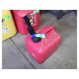 2 GALLON GAS CAN ( BROKEN CAP - SEE PICS)