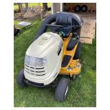 LT1045 CUB CADET RIDING LAWN MOWER W/ GRASS>>>>>