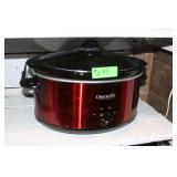CROCK-POT SLOW COOKER (TURNS ON)