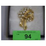 VTG CROWN TRIFARI GOLDTONE & FAUX PEARLS BROOCH >>