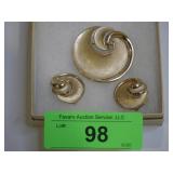 VINTAGE CROWN TRIFARI BRUSHED GOLD TONE PIN &>>>>