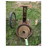 CAST IRON GOLDS GYM WEIGHTS, DUTCH OVEN (NO LID) >