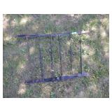ANIMAL STANCHION CORNER HAY HOLDER / FEEDER