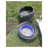RUBBER FEEDING BOWLS  (1 PLASTIC)