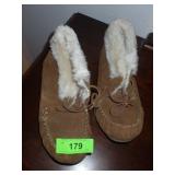 SO SHERPA LINED LEATHER SLIPPRES (WOMENS 10M)
