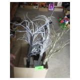 5 B O LIGHTED TREES (UNTESTED  - 2 W/ NO BATTERY>>
