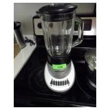 BLACK & DECKER BLENDER - TURNS ON