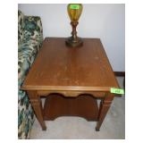 OAK END TABLE 21 x 27