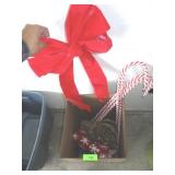 CANDY CANES, GLITTERED "MERRY CHRISTMAS" DECOR>>>
