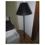 METAL FLOOR LAMP  (SAND DOLLAR FINIAL IS LOOSE)>>>