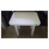 VINTAGE FORMICA TABLE 24 x 18 x 21