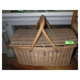 DOME TOP WICKER BASKET 23 x 15 x 14