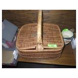 WICKER PICNIC BASKET