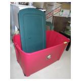 50 GALLON HOLIDAY TOTE ON WHEELS (1 WHEEL BROKEN>>