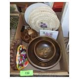 1984 LILLIAN VERNON TRAYS (ONE W/ CHIP)>.