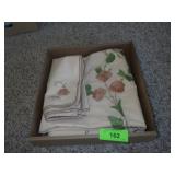 VTG TABLECLOTH & NAPKIN SET W/ APPLIQUE FLOWERS>>