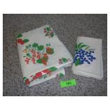 VTG TABLECLOTH & NAPKIN SET (88" X 71") 6 NAPKINS