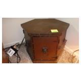 VINTAGE MIDIEVAL STYLE OCTAGON END TABLE W/ CHAIN>