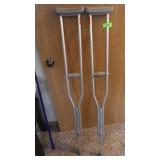 ADJUSTABLE CRUTCHES