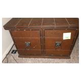VTG MIDIEVAL STYLE END TABLE W/ CHAIN HANDLES>>>