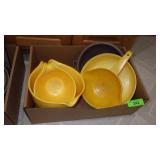 VINTAGE RUBBERMAID MEASURING CUP BATTER BOWLS,>>>