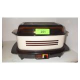 VINTAGEN WEST BEND SLO COOKER (TURNS ON)