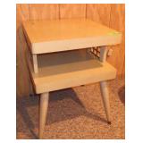 VINTAGE MID CENTURY MODERN END TABLE 18 x 18 x 23