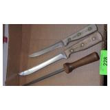 2 CHICAGO CUTLERY KNIVES, KNIFE SHARPENER
