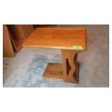 OAK END / SIDE TABLE W/ MAGAZINE HOLDER >>>