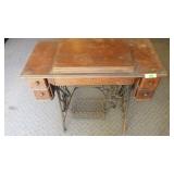 VTG SINGER SEWING MACHING **BRING HELP**