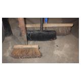 2 PUSH BROOMS, BROOM