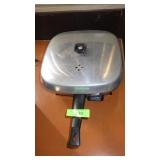 VTG GE ALUMINUM ELECTRIC SKILLET TURNS ON
