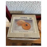 Stoneware pumpkin pie baker