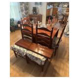 Pennsylvania house table, 4 chairs and 2 leafs
