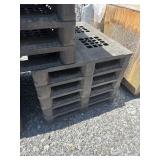 5 plastic pallets