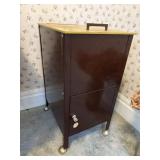 Locking file cabinet