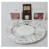 Wedgewood plate 'Papyrus Pink' with goodies