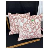 2 Decorative pillows