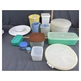 Box of Tupperware & plastic containers