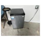 Magic Chef MCBR270B Refrigerator