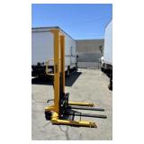 Global Industrial Hand and Foot Pump Operated Lift